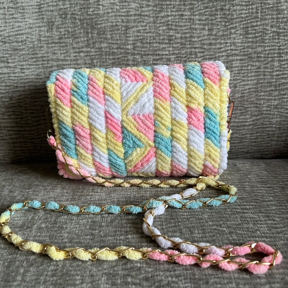Handmade Plush Yarn Crossbody Bag – Pastel Multicolor - Picture 7 of 8